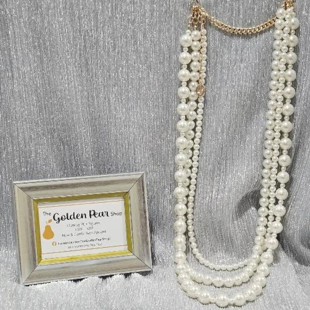 WHITE ROUND 3 STRAND PEARL NECKLACE